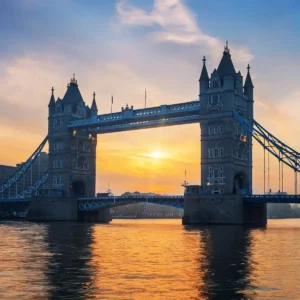 Sunrise over Tower Bridge, one of the best photo spots in London, capturing the golden glow on the Thames with iconic architectural beauty.