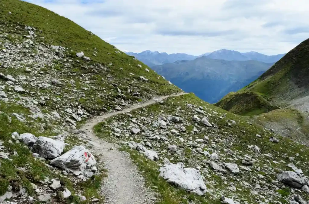 “Mountain trail to Satopanth Tal near Mana Village on the Swargarohini route – high-altitude trek from Badrinath”